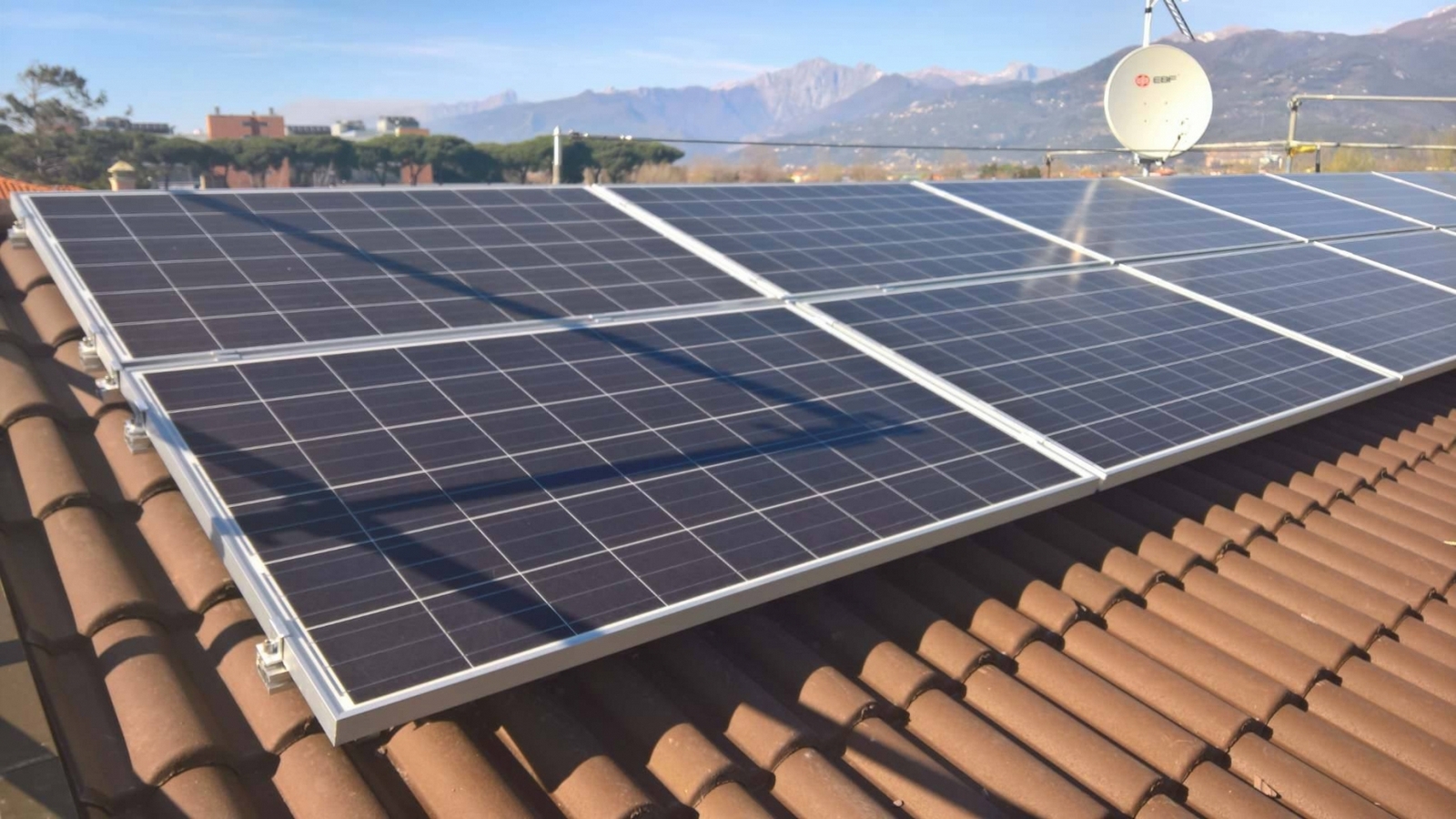 Installazione impianto fotovoltaico su tetto con coppi